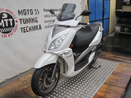 Motorka Benelli ZENZERO 350i