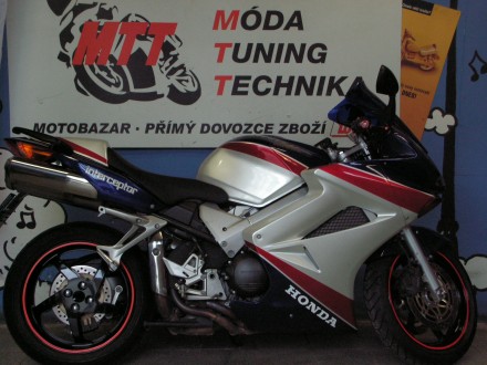 Motorka Honda VFR 800 Interceptor
