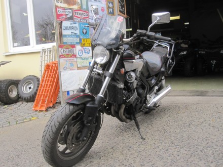 Motorka Yamaha FZX 750